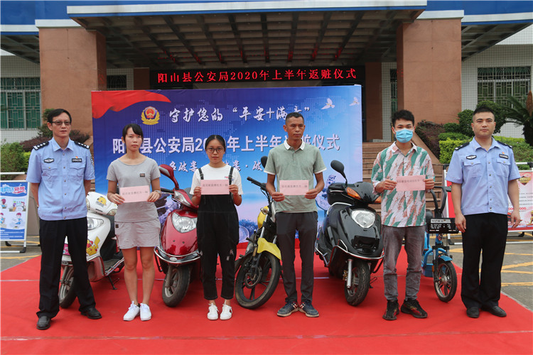 向事主返还被盗摩托车。清远日报特约通讯员王媛婷摄.JPG