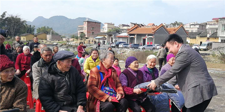 逢年过节,陈志华都会回到村里,慰问村里的孤寡老人和贫困家庭。（资料图）.jpg