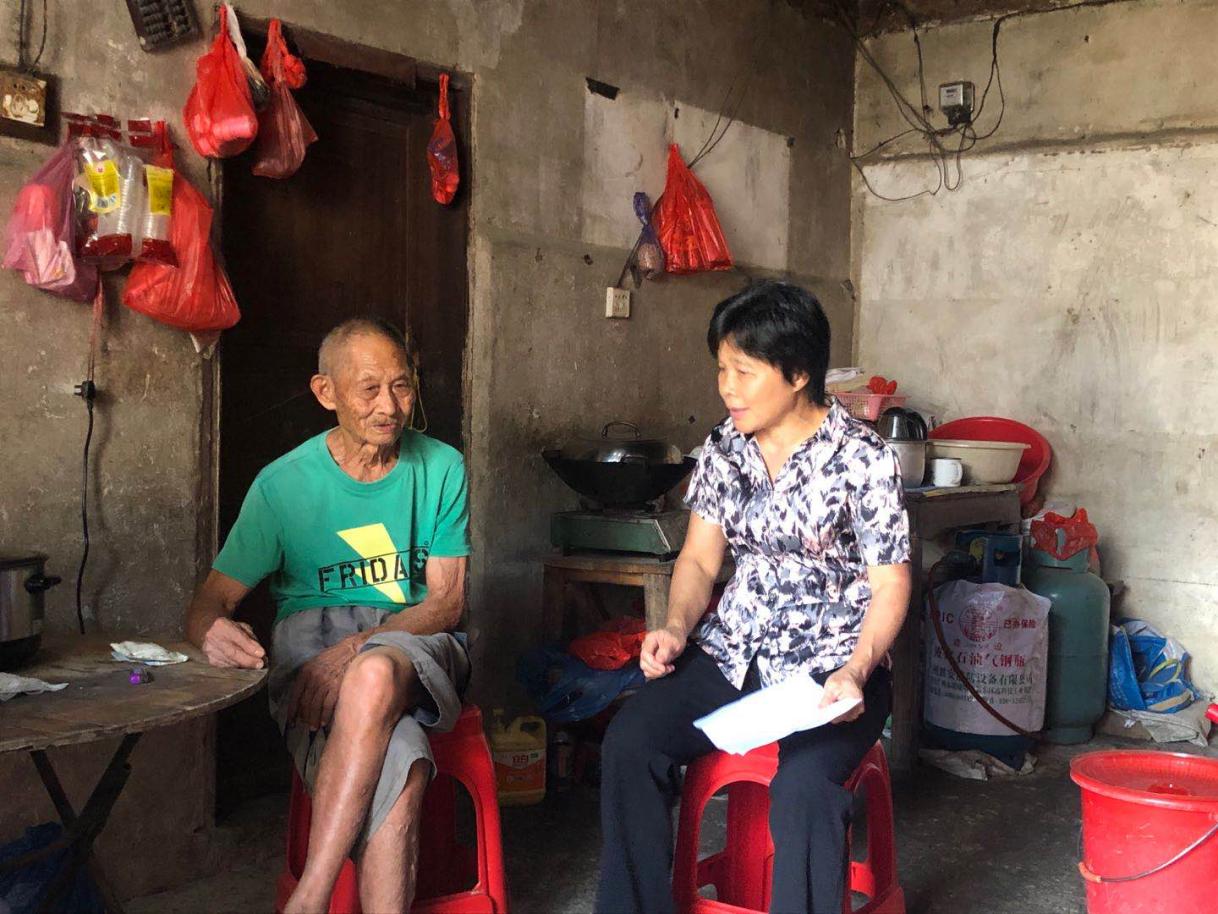 图一：李神娣与陈容兰交谈