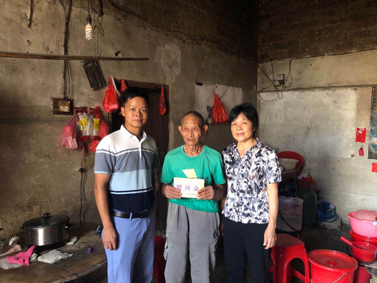 图二：李神娣发放慰问金给陈容兰
