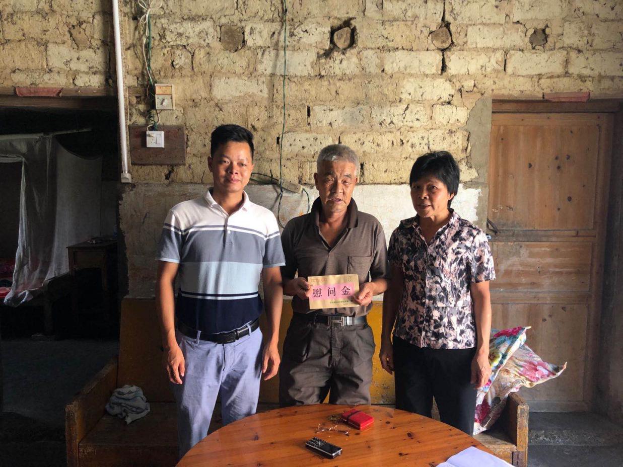 图四：李神娣发放慰问金给黄阳志