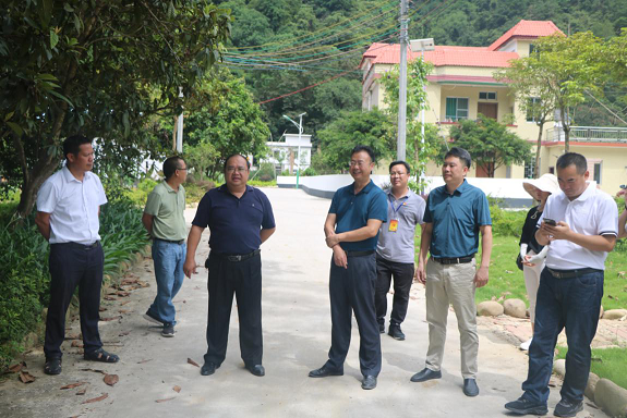 阳山县副县长杨坚强,县委农办领导,秤架瑶族乡政府主要领导参加交流.