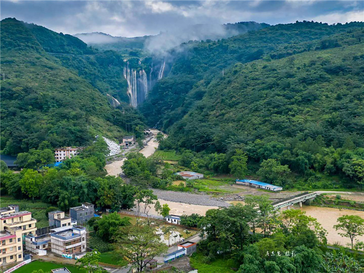 高村村，依山畔水，风景秀丽。资料图.jpg