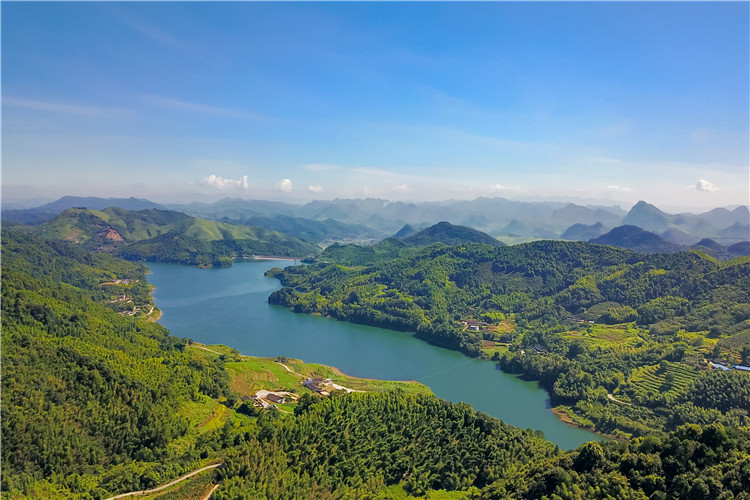 阳山大崀茶坑水库，绿如翡翠。（通讯员供图） .jpg