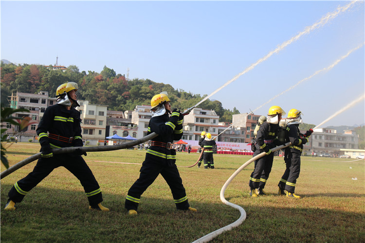 11月6日，阳山县举行“119”消防安全月消防演练。（清远日报 特约通讯员张丽思 摄）.jpg