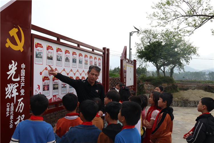 何智文在党建公园给同学们上党课。清远日报特约通讯员张丽思 摄.jpg