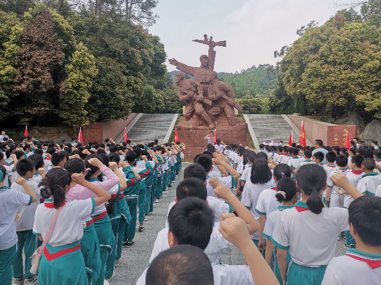 学生缅怀革命烈士。.jpg