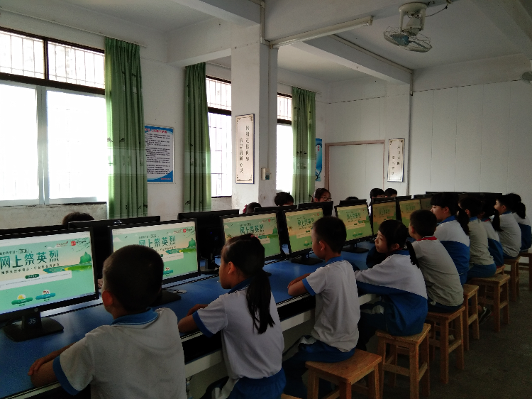 “学生通过“网上祭英烈”活动，向先贤先烈鞠躬献花、抒写感言寄语。.jpg