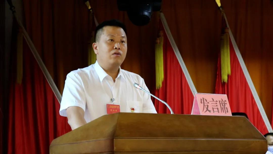 黄绍雄作政府工作报告