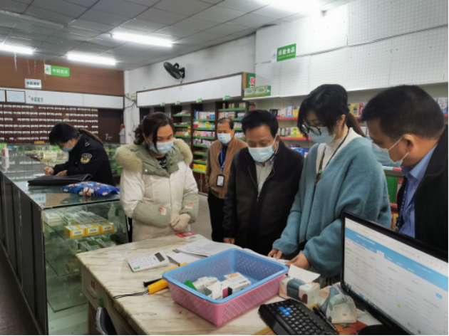 检查组到药店进行疫情防控检查.png