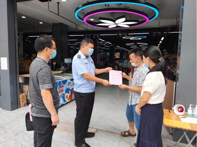 向辖区内经营户派发宣传资料.png