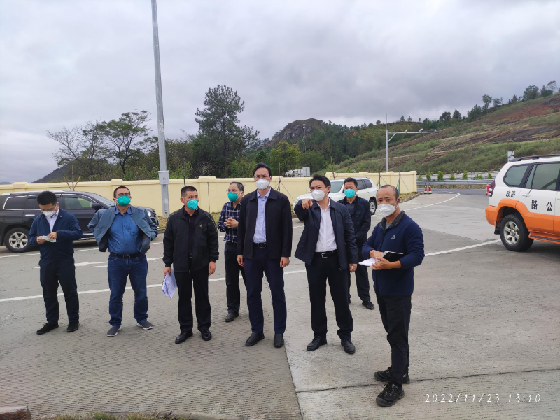 11.23谢峻岭局长陪同林科聪市长、罗振宇县长到岭背服务区进行疫情防控工作指导1.jpg