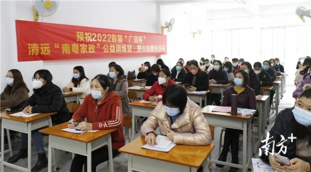 学员们听取育婴知识讲解。