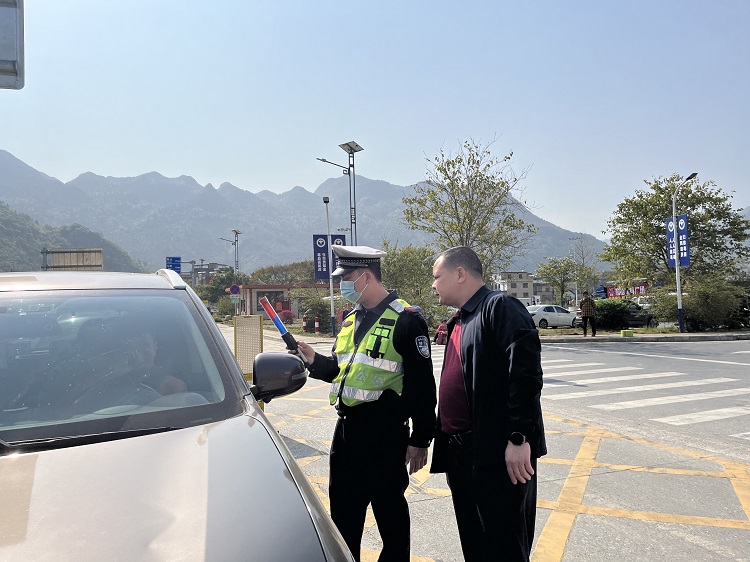 执法人员查处酒醉驾等违法行为.jpg