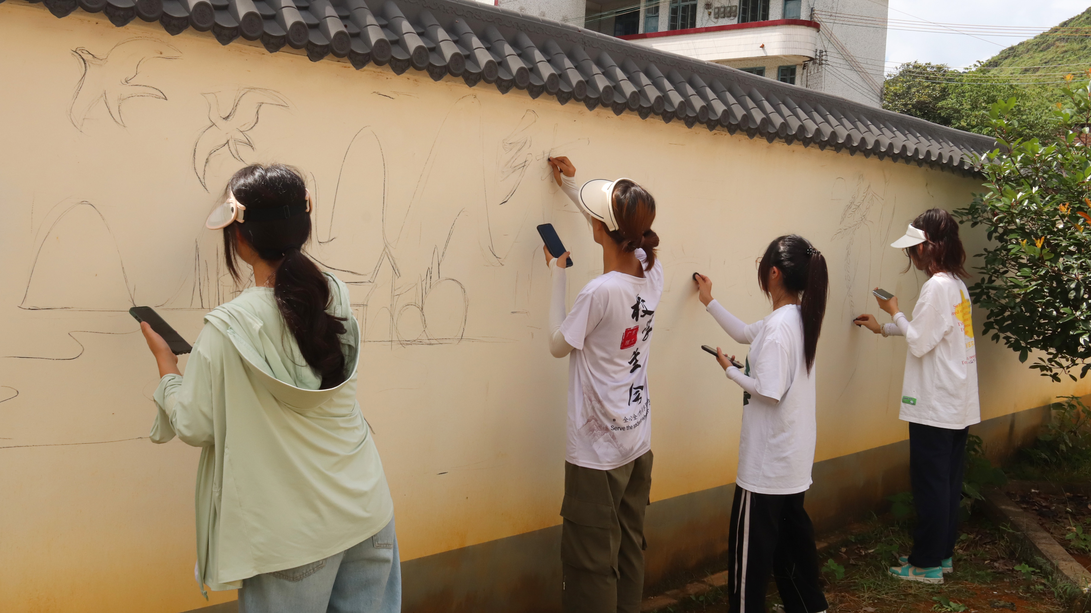 大学生起稿乡村振兴墙绘.jpg