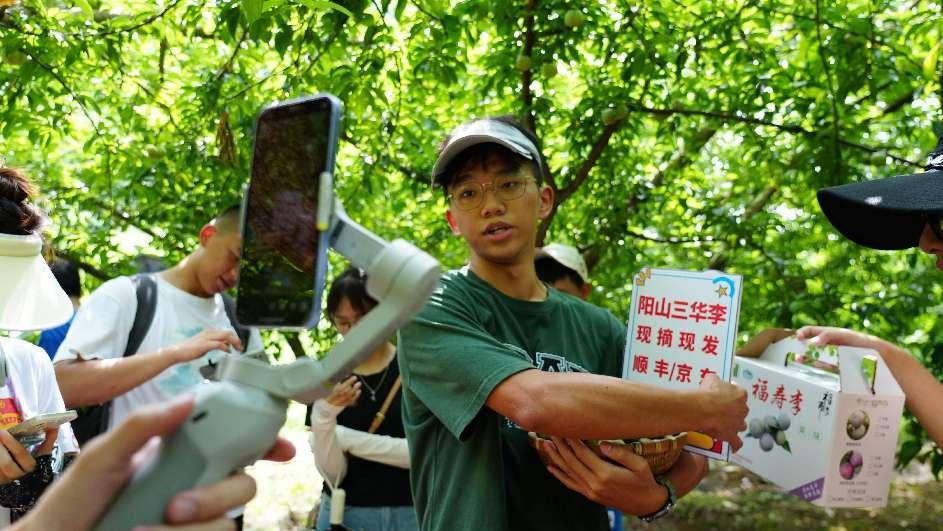 大学生运用公众号直播推广助销当地特色农产品.jpg