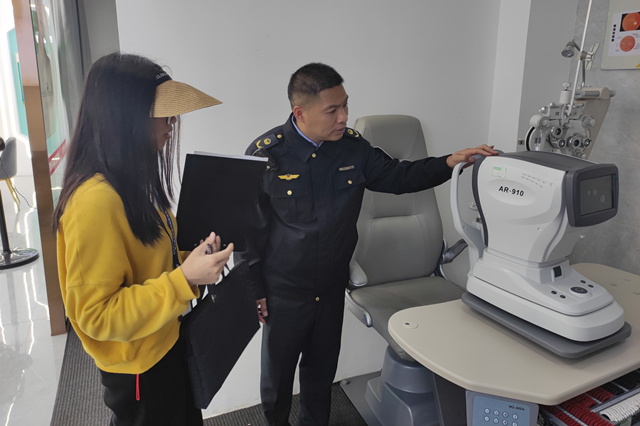 执法人员查看计量器具检定合格标签.png
