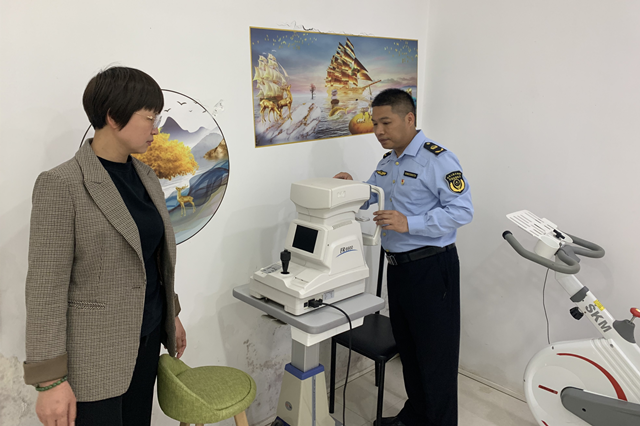 执法人员现场查看计量器具检定情况.png
