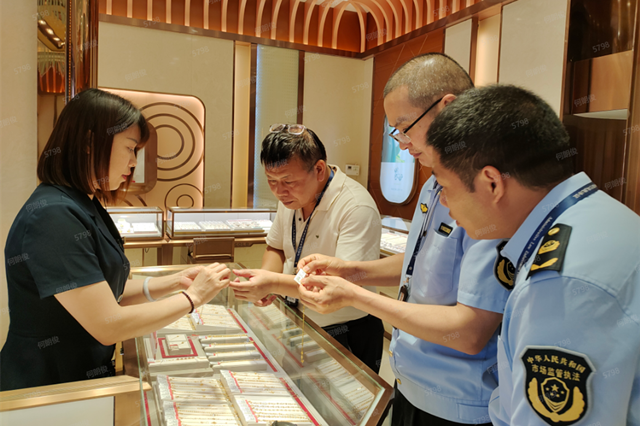 执法人员检查黄金首饰产品1.png