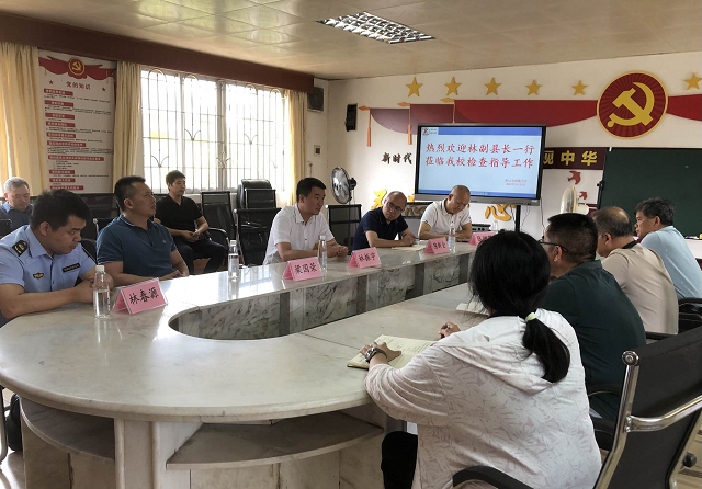 召开座谈会.png