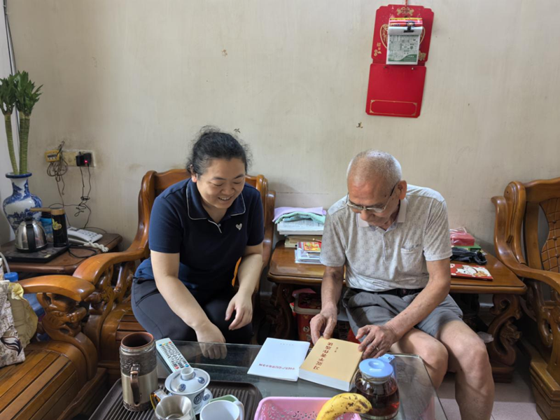 走访慰问，心系党员.png