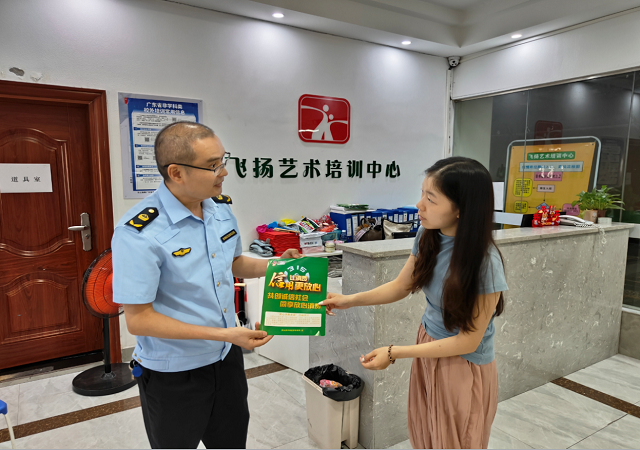 工作人员向企业宣贯放心消费活动.png