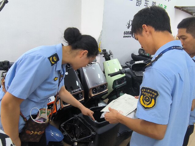执法人员实地检查电动自行车.jpg