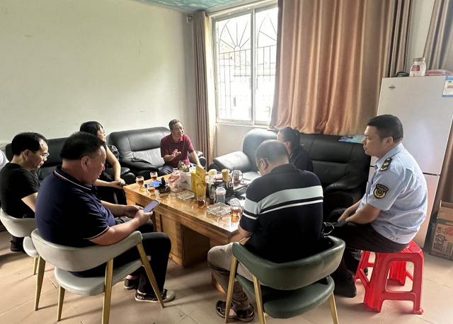 工作人员与企业负责人开展座谈交流.png