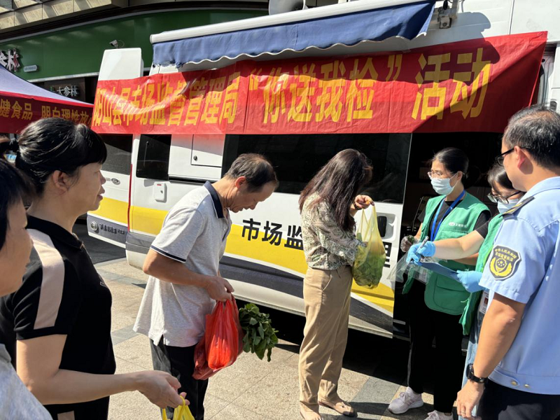 活动现场吸引市民前来送检蔬菜样品.png