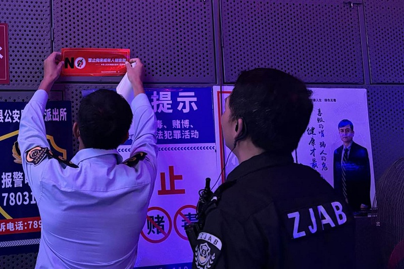 执法人员在酒类经营场所显著位置张贴警示标语.jpg