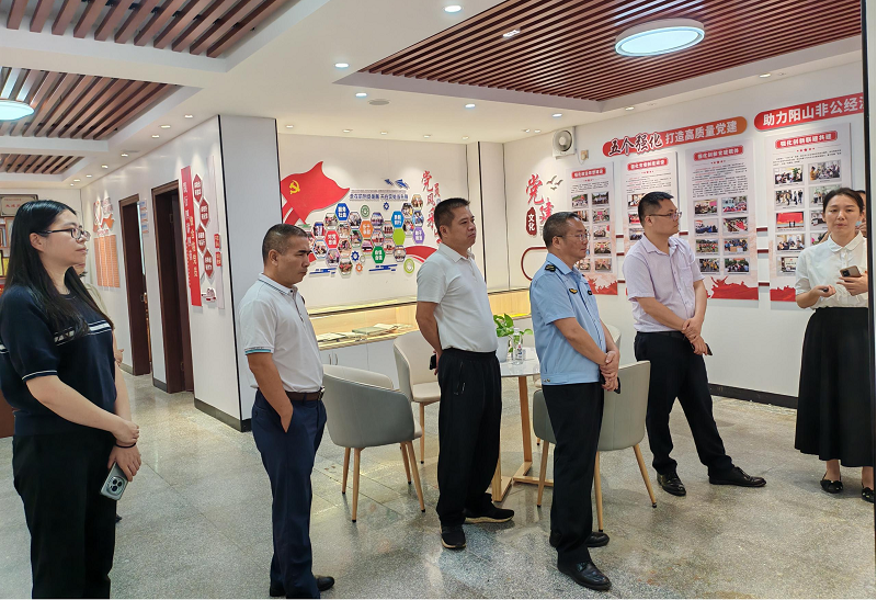 到县个私协会党群中心参观.png