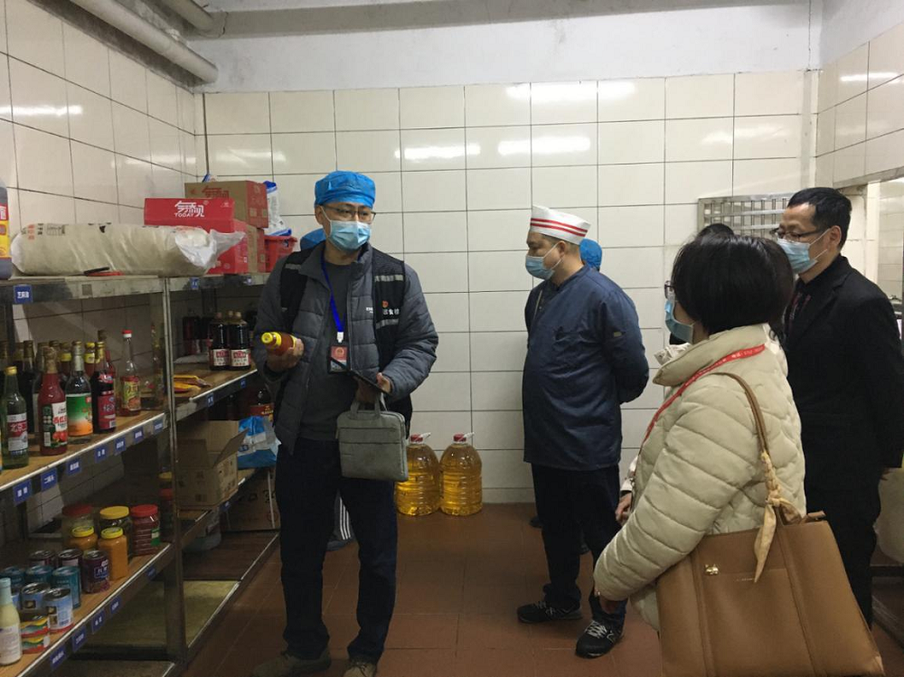 工作人员现场向人大代表、政协委员等讲解抽样工作内容.png