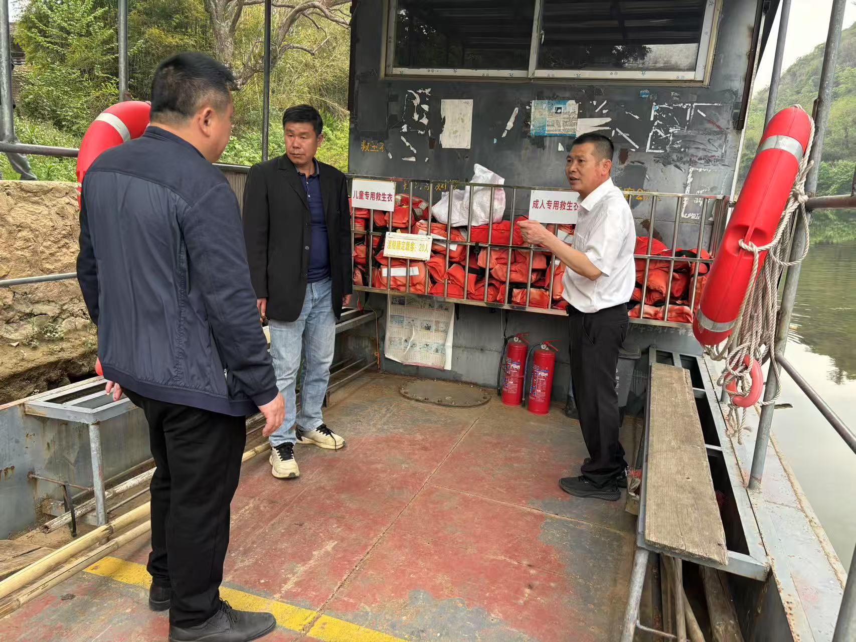 谢局带队检查渡口渡船1.jpg