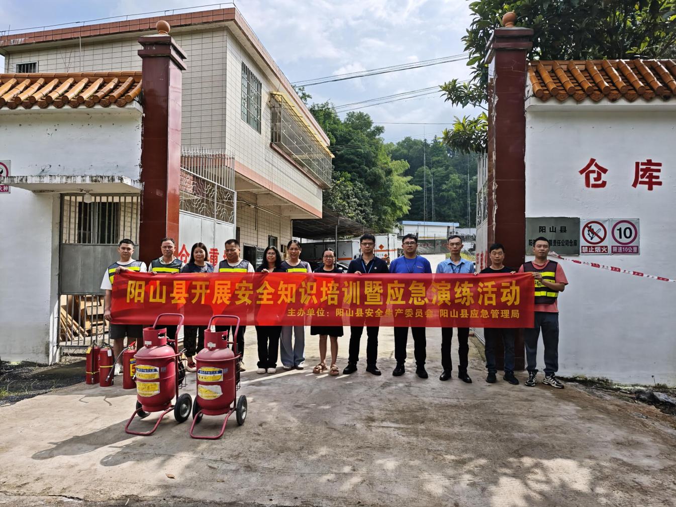 县应急局联合县供销社到阳平烟花公司开展综合性应急演练.docx_1