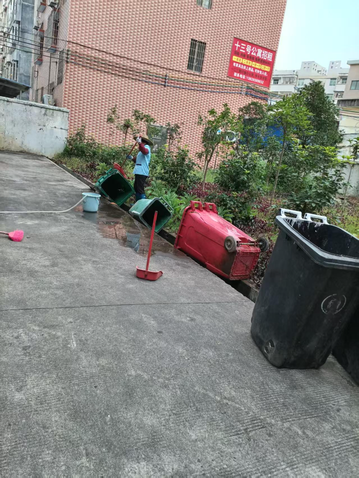 公租房小区垃圾桶清洗及消毒.jpg