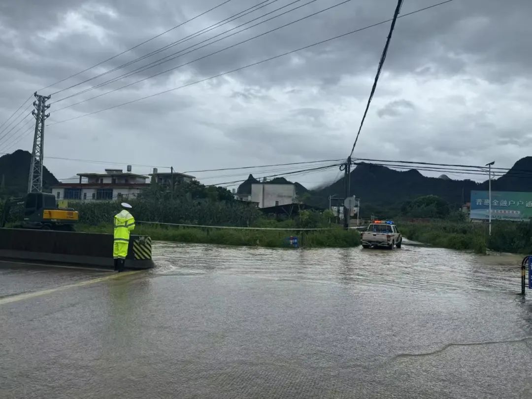 6月15日,黎埠中队值班民辅警到辖区水浸路段救援以及拉警戒线管制,巡逻防控辖区国省道,排查道路交通安全隐患,发现树木倒伏,及时清理。 (3).jpg