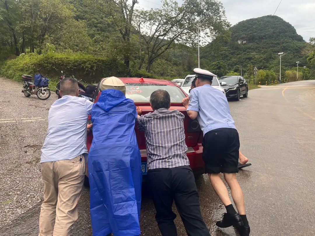 6月15日下午,七拱中队在巡逻途中,发现有一辆小车抛锚,为确保道路通行和车辆人员安全和群众将车辆推到安全的位置。 (2).jpg