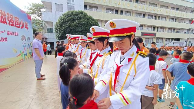 少先队员入队仪式活动现场。岭背镇 供图