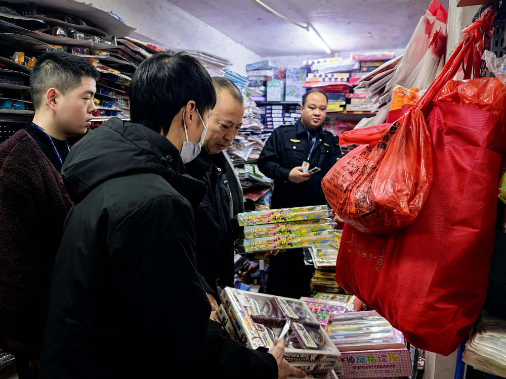 对玩具批发门店进行执法检查.png