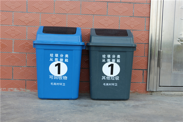 毛崀自然村每家每户门前都摆放两个垃圾桶,实现初步分类投放。通讯员供图.jpg