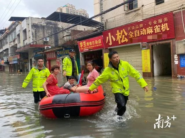 清远公安奋战在抢险救援第一线,竭尽全力守护人民群众生命财产安全。 图片
