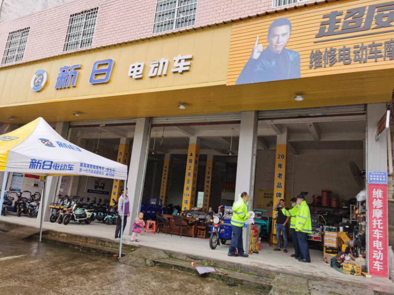 5.23交通执法人员在七拱镇开展摩托车维修断修行动，督促维修人员不要为无牌无证、未带头盔人员进行维修(1).jpg