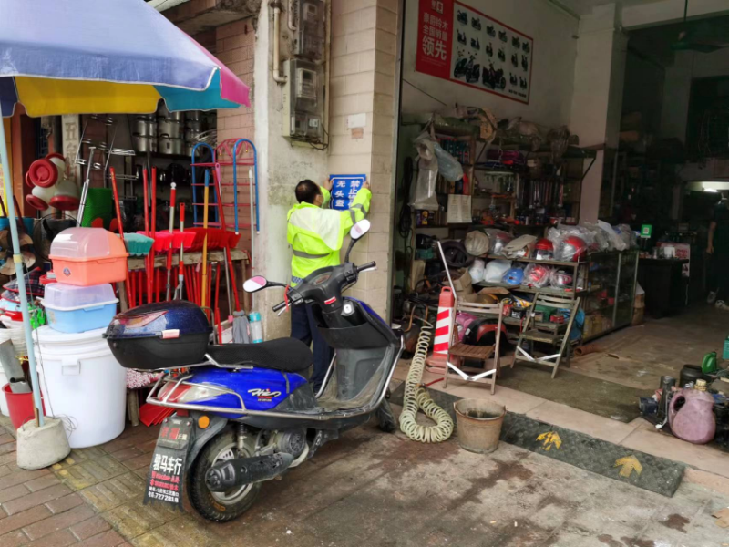 5.23交通执法人员在七拱镇开展摩托车维修断修行动，督促维修人员不要为无牌无证、未带头盔人员进行维修(2).jpg