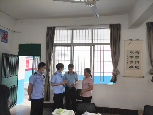 向在校教师宣传保健食品知识.png