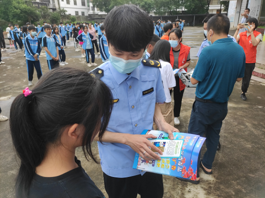 向在校学生宣传保健食品知识.png