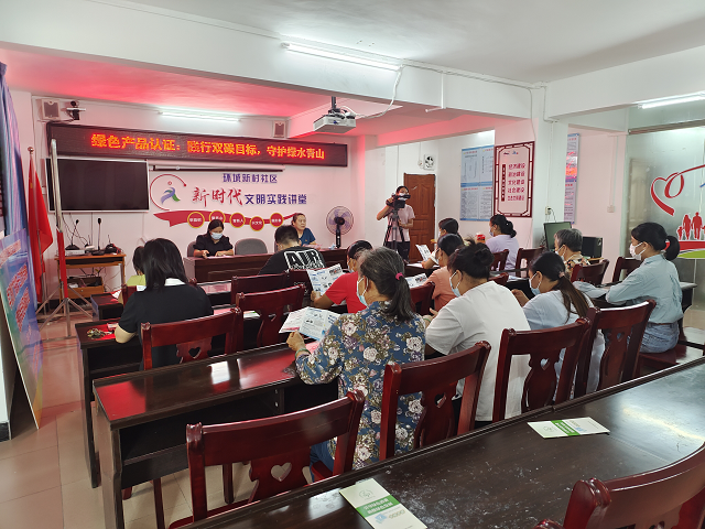 进社区开展宣讲会.png