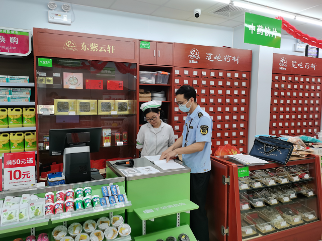 现场向经营户宣传讲解如何登记化妆品台账.png