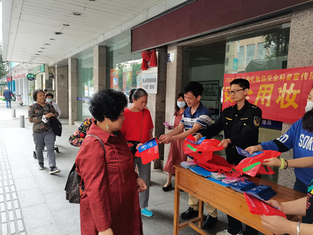 工作人员向群众发放宣传册.png