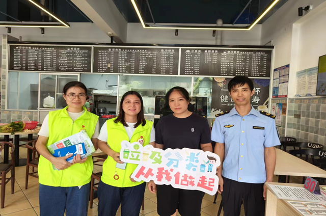 党员志愿者走进商铺进行垃圾分类宣传.png