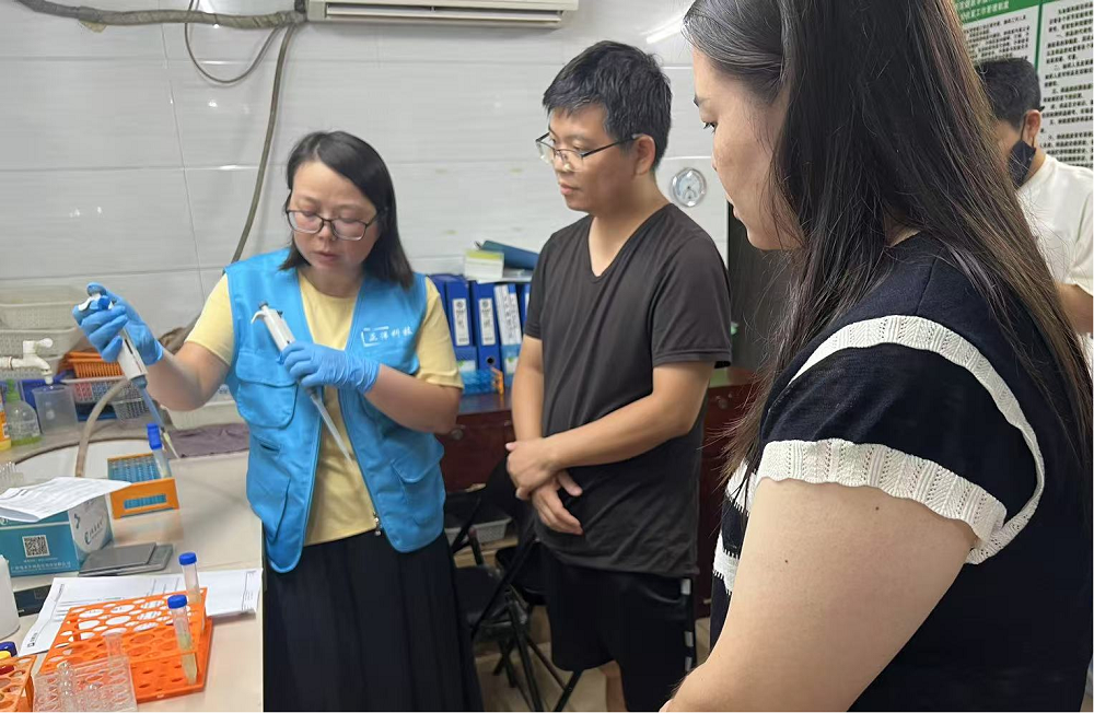 技术人员对参训学员进行快检实操演示.png